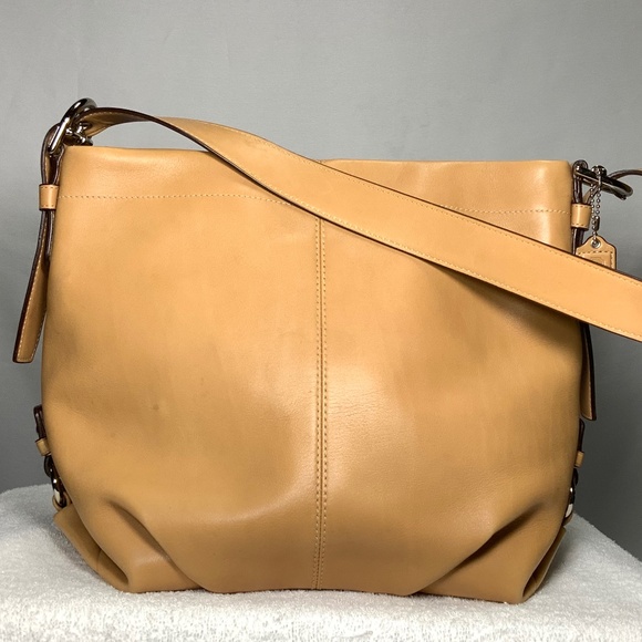 Coach Smooth Tan Duffle Shoulder Bag F15064 - Picture 1 of 13